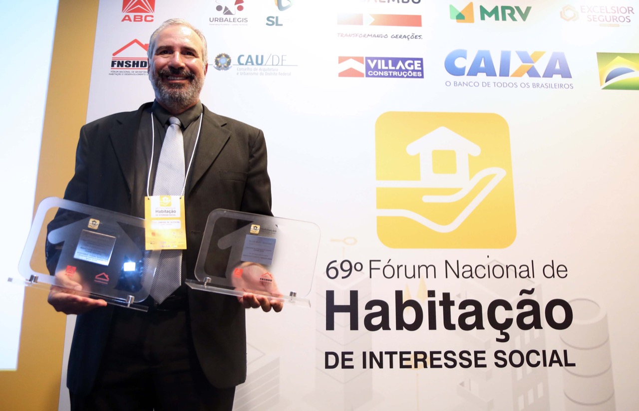 Diretor técnico da Cohab Londrina na entrega do prêmio em Brasília